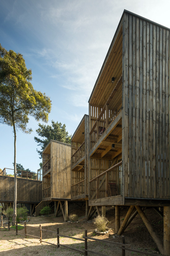 Hostal La Ritoqueña — vista exterior del conjunto desde la duna, arquitecto Alejandro Soffia